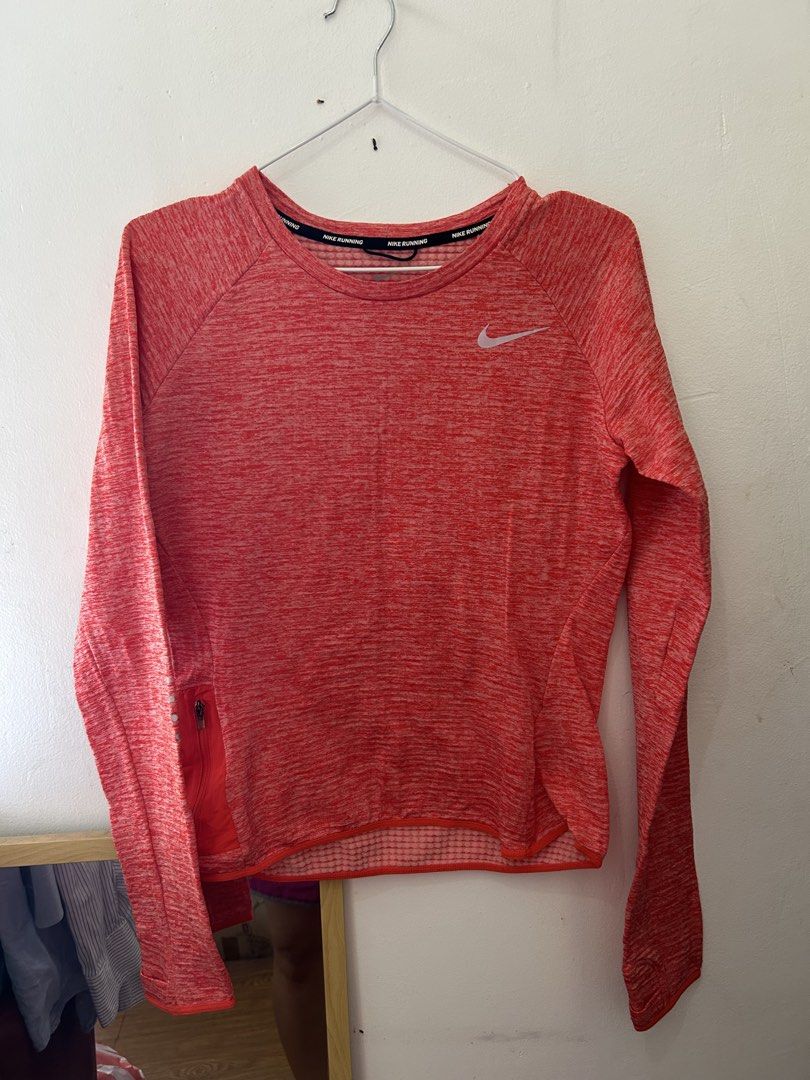 Nike women top thermals sphere element (Category: Activewear) located in Angeles City. Submitted by TheAuthenticcorner2018 (Listing ID 1455024138, Image 1). Description: -in good condition -like new.