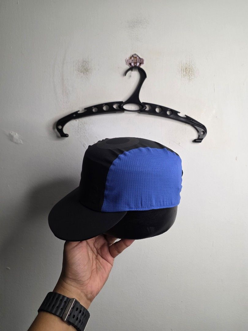 On Cloud Zero Running cap (Category: Caps & Hats) located in Legazpi City. Submitted by benj_garlan (Listing ID 1454968793, Image 2). Description: On Cloud Zero Running cap One size fits most Reflective rubberized log Complete tags, authentic, polyester fabric Excellent to new condition - Stylish blue and black design - Lightweight material for comfort - Perfect for sunny rides or managing hair - One size fits most.
