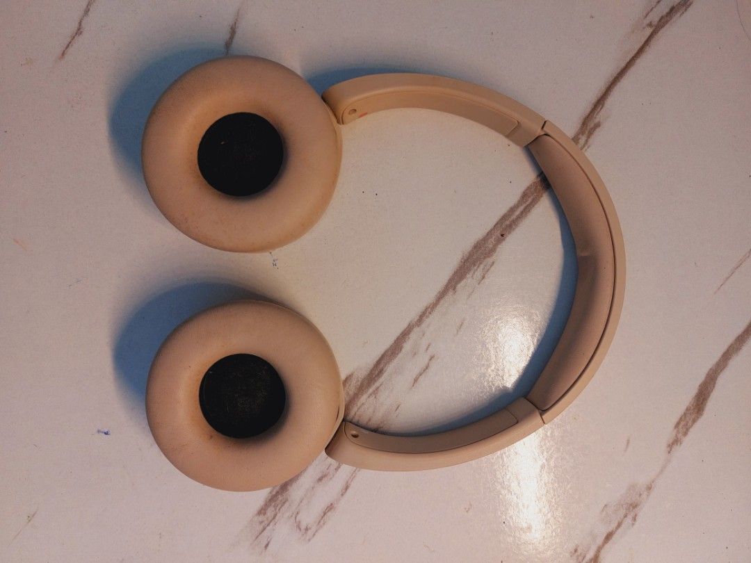 Original Sony Headphone with Free bag (Category: Headphones & Headsets) located in Manila. Submitted by swiftocean05 (Listing ID 1454979887, Image 2). Description: .