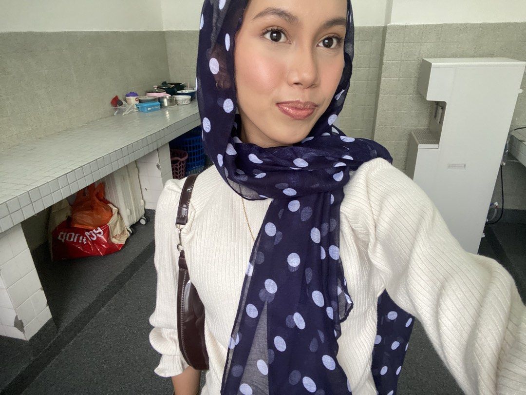 patterned shawl (Category: Hijabs) located in Kuala Lumpur. Submitted by marsyahira (Listing ID 1455118372, Image 2). Description: - 2 printed shawls from vincci (cotton) -rm10 for each !!!.
