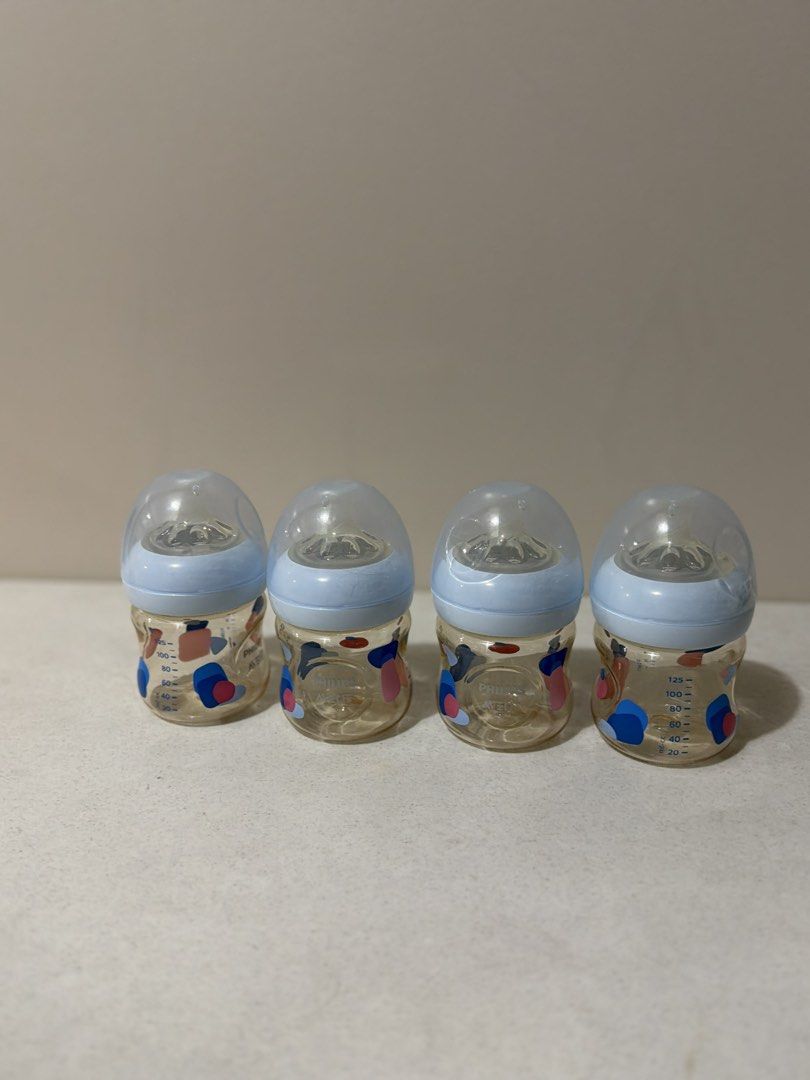 Philips Avent Baby Bottles Set (Category: Breastfeeding & Bottle Feeding) located in Taytay. Submitted by thestyletwins (Listing ID 1455088126, Image 2). Description: - Set of 4 Philips Avent baby bottles - Comes with protective caps - Clear bottles with blue accents - Features measurement markings for easy feeding.