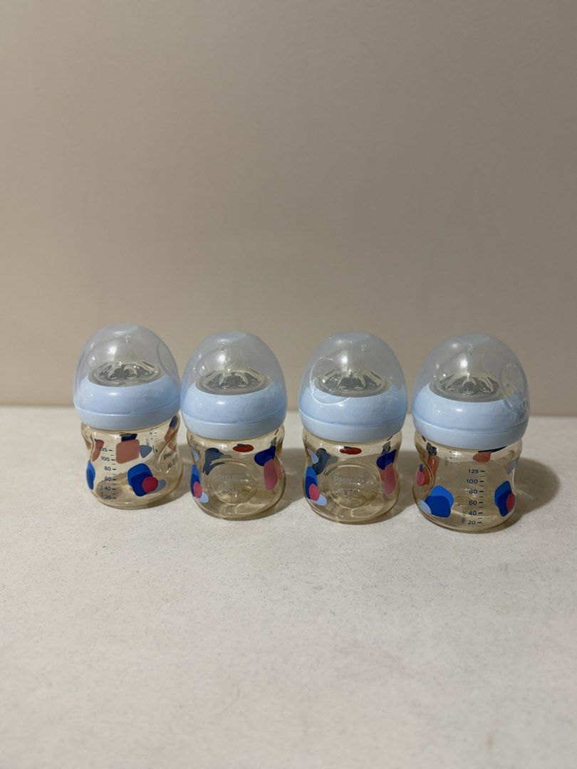 Philips Avent Baby Bottles Set (Category: Breastfeeding & Bottle Feeding) located in Taytay. Submitted by thestyletwins (Listing ID 1455088126, Image 1). Description: - Set of 4 Philips Avent baby bottles - Comes with protective caps - Clear bottles with blue accents - Features measurement markings for easy feeding.