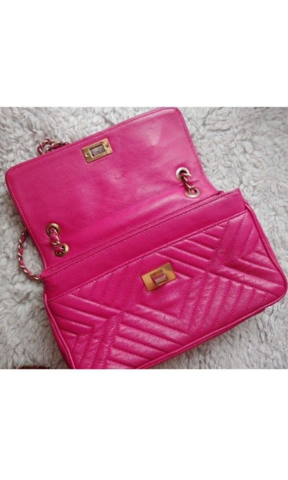 Pink Quilted Chain Shoulder Bag (Category: Shoulder Bags) located in Manila. Submitted by happystone.a2398c (Listing ID 1451165659, Image 2). Description: 💯 authentic leather no scratches still in gold hardware sisley brand .