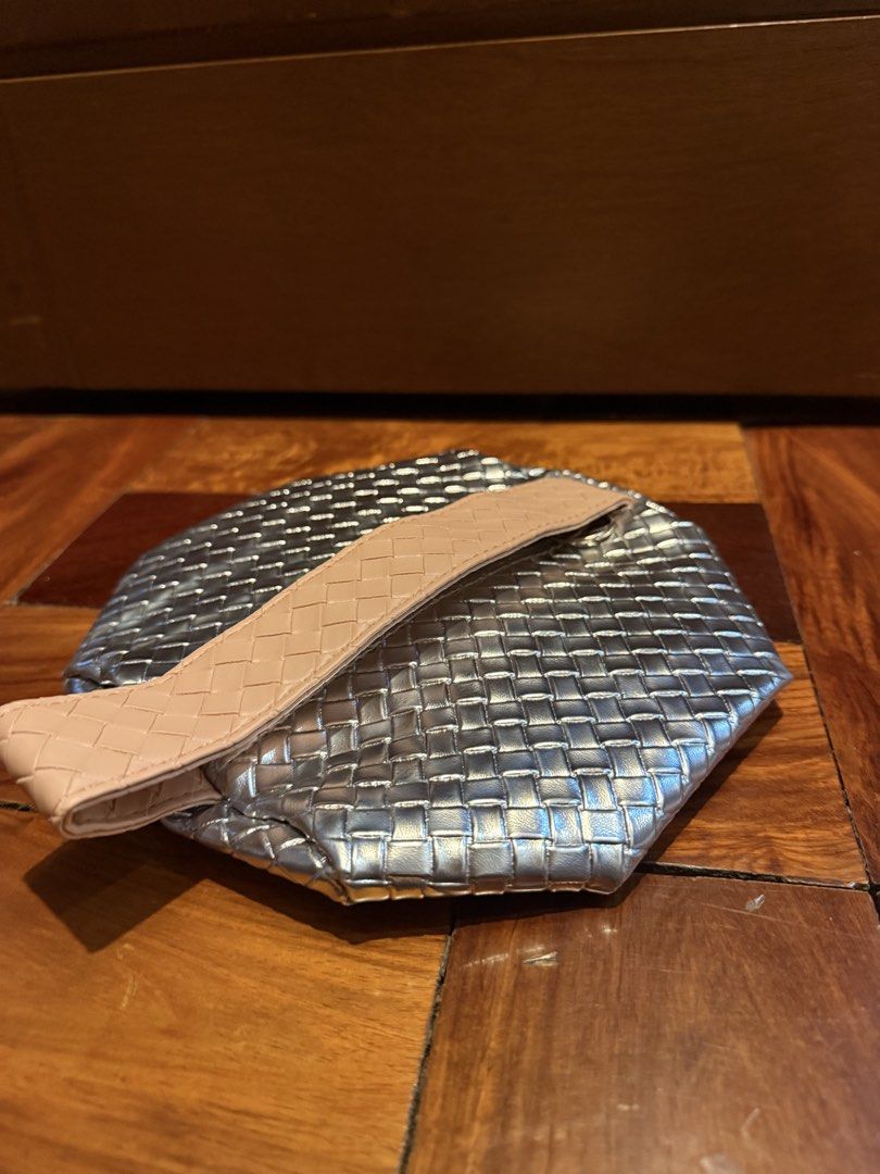 pouch (Category: Purses & Pouches) located in Manila. Submitted by strawbaby917 (Listing ID 1455131871, Image 3). Description: never used. cute and very spacious pouch. collapsible when not in use to save space. - delivery only - MOP: gcash and bank transfer.