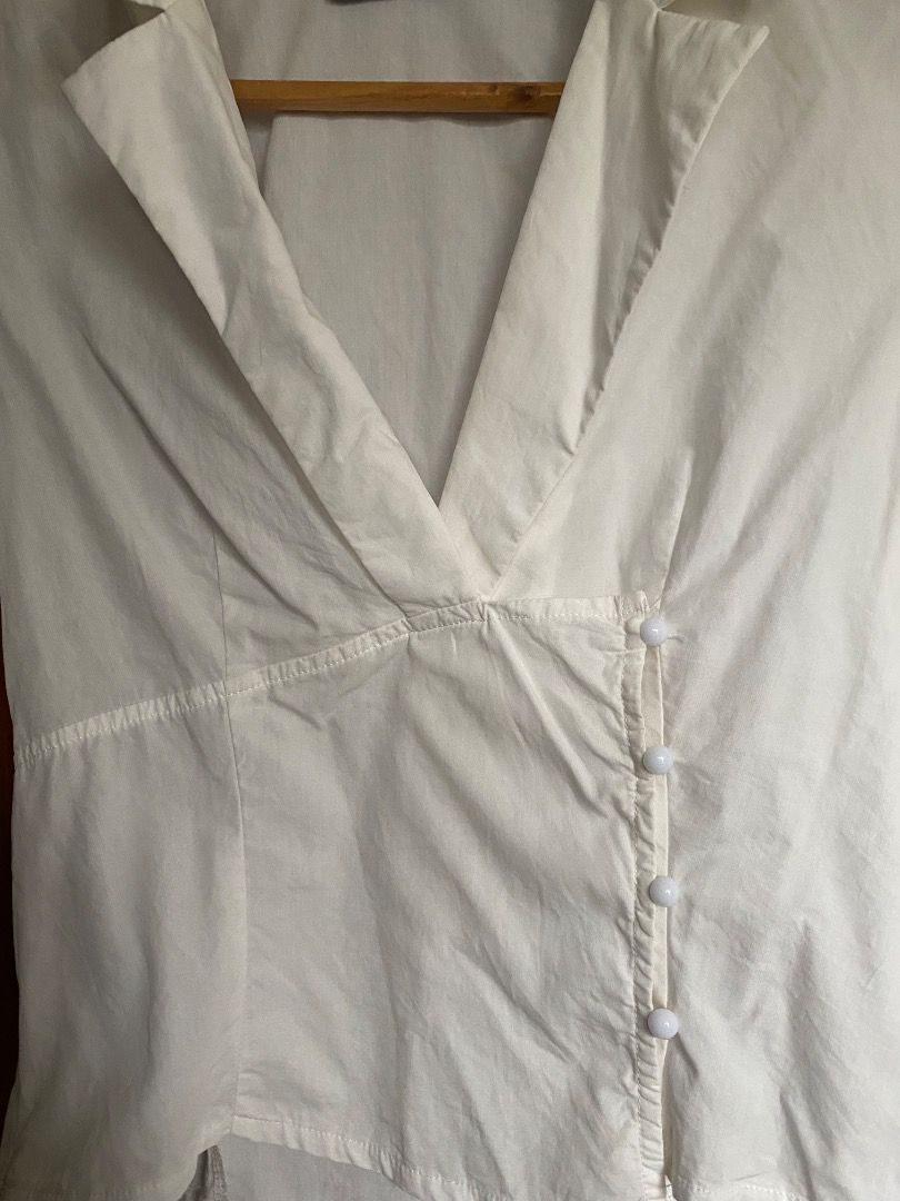 pretty little thing white cropped longsleeves (Category: Shirts) located in San Fernando. Submitted by ansh3 (Listing ID 1442056643, Image 3). Description: - best fit s-m - Cropped style - Fitted waist - Versatile: pairs well with high-waisted jeans or skirts - Easy to dress up or down - Needs to be ironed only No when worn.