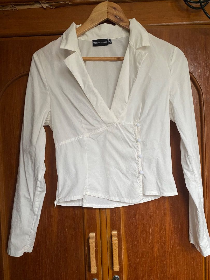 pretty little thing white cropped longsleeves (Category: Shirts) located in San Fernando. Submitted by ansh3 (Listing ID 1442056643, Image 2). Description: - best fit s-m - Cropped style - Fitted waist - Versatile: pairs well with high-waisted jeans or skirts - Easy to dress up or down - Needs to be ironed only No when worn.