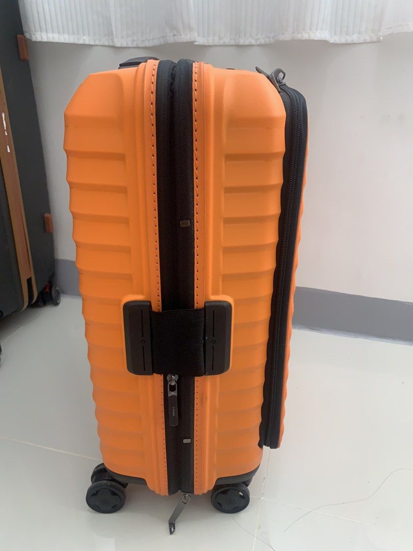 Samsonite hand carry luggage (Category: Luggage) located in Cebu City. Submitted by gejhex24 (Listing ID 1455035228, Image 3). Description: Original samsonite , cabin size pm for more picture Isang beses lng nagamit bagong bago pa.