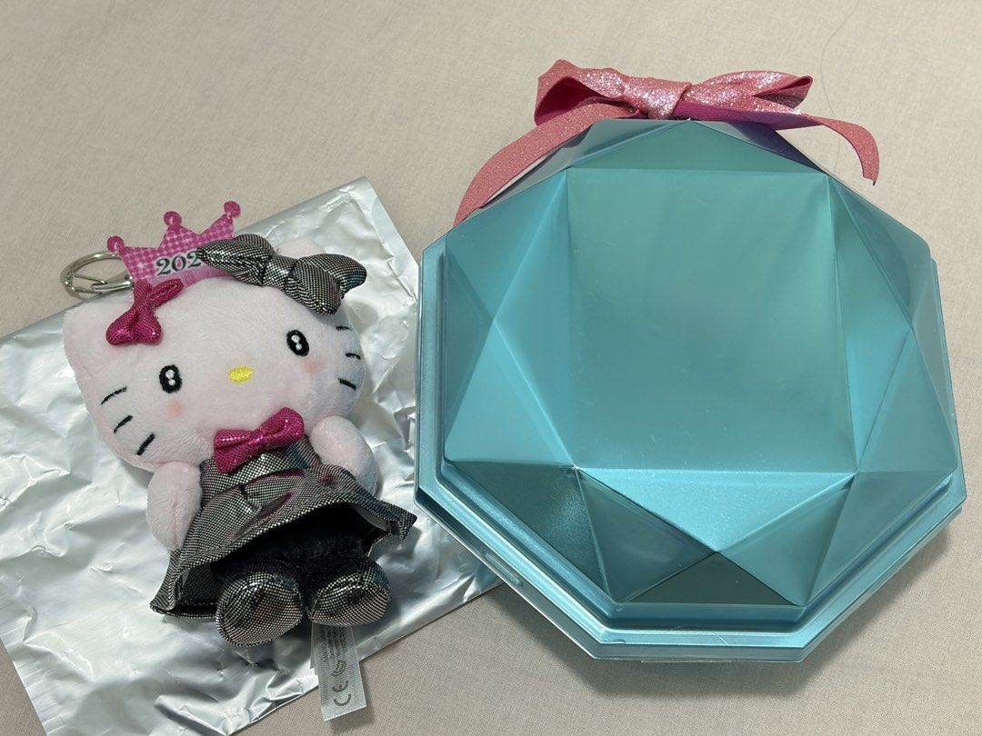 ACG 動漫展 2026 限定年號設計 Hello Kitty 閃片公主造型盲盒吊飾 （分類：動漫角色周邊）位於 Hong Kong。 由 kchow2000 提交（商品編號 1455110311，圖片 2）。簡介： 用左$80喺動漫展抽，可惜抽唔到Kuromi/Melody 如有，可交換🙏🏻 Sanrio 2026年シークレットマスコットホルダー（Hello Kitty 閃片公主造型盲盒吊飾） 2026 限定年號設計：每隻角色的精緻頭飾或カチューシャ（髮帶/皇冠）上，都帶有 「2026」的特殊年號標記，作為 2026 年初首發的特殊限定商品，極具收藏價值。 極致奢華的閃閃風格：這系列主打 「閃片/キラキラ」材質與奢華小禮服造型。Hello Kitty 與其他角色們皆換上了閃亮耀眼的公主風小洋裝，搭配精緻的細節刺繡，整體的平成復古與華麗感拉滿。 珠寶盒形狀盲盒包裝：採用半透明、極具質感的「珠寶形狀」硬殼（ブリスターパッケージ）包裝，光是外盒包裝就如同藝術品般適合直接擺設陳列。 實用彈