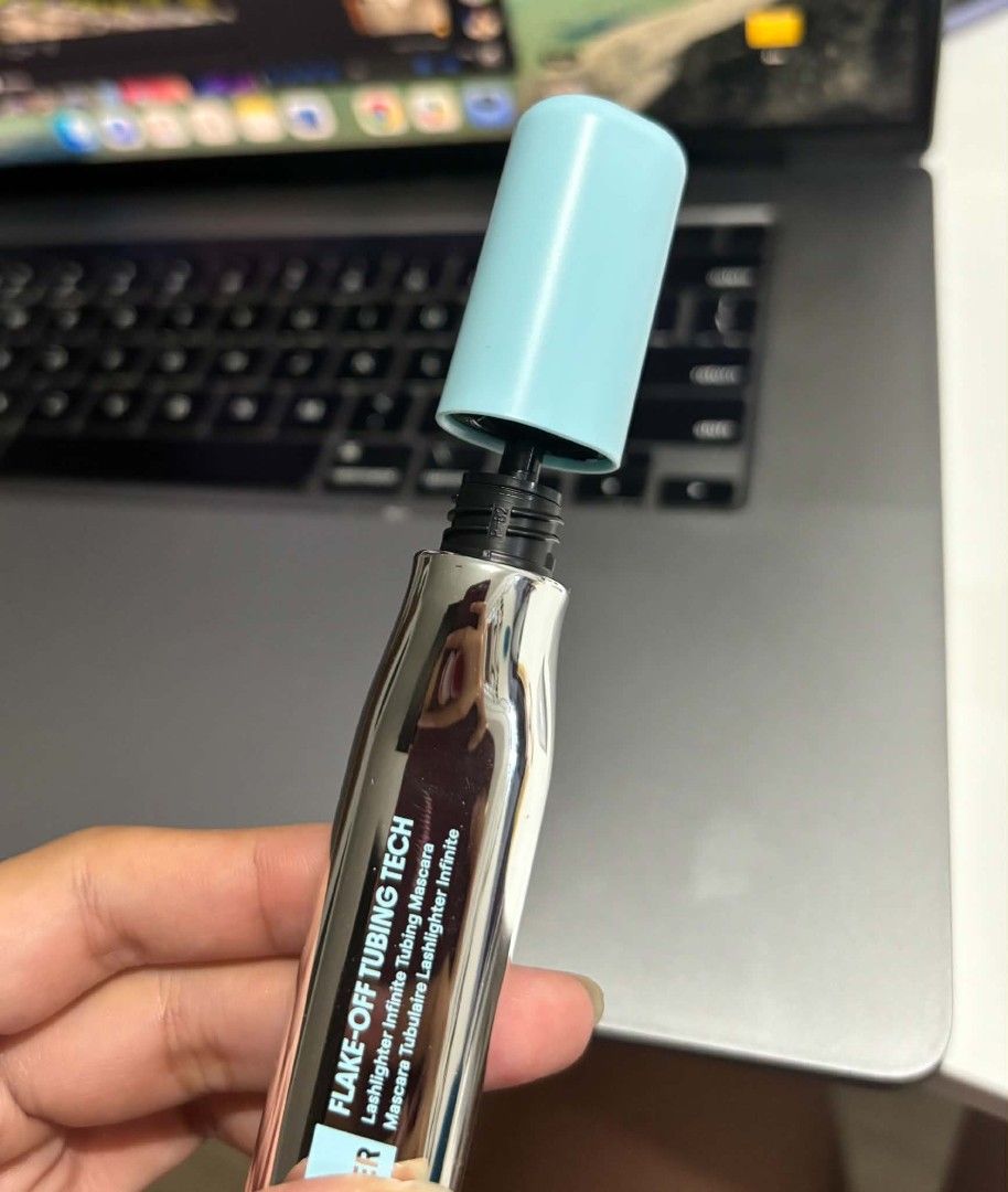 SHEGLAM Lashlighter Infinite Tubing Mascara (Category: Makeup) located in Quezon City. Submitted by ibrakefordogs (Listing ID 1455105103, Image 2). Description: Flake-off tubing technology for long, lifted lashes - Easy to apply and remove.