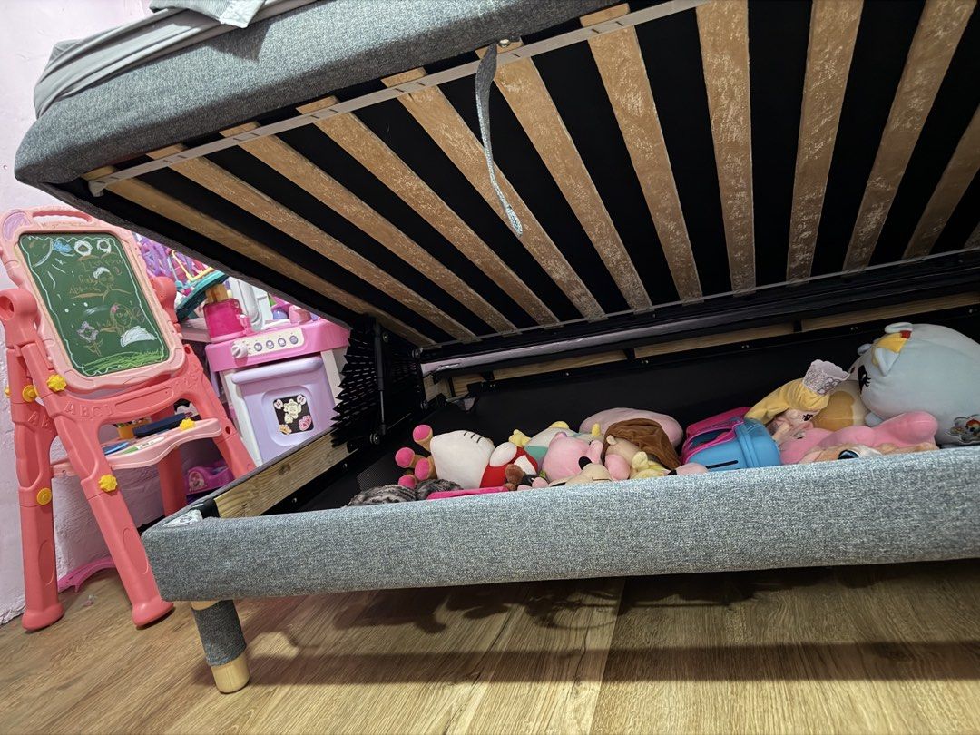 Single Storage Bed (Category: Bed Frames & Mattresses) located in Singapore. Submitted by royalmountain-07b4 (Listing ID 1454789754, Image 3). Description: Single Storage Bed to give away for free. Dismantle & Delivery at your own cost..