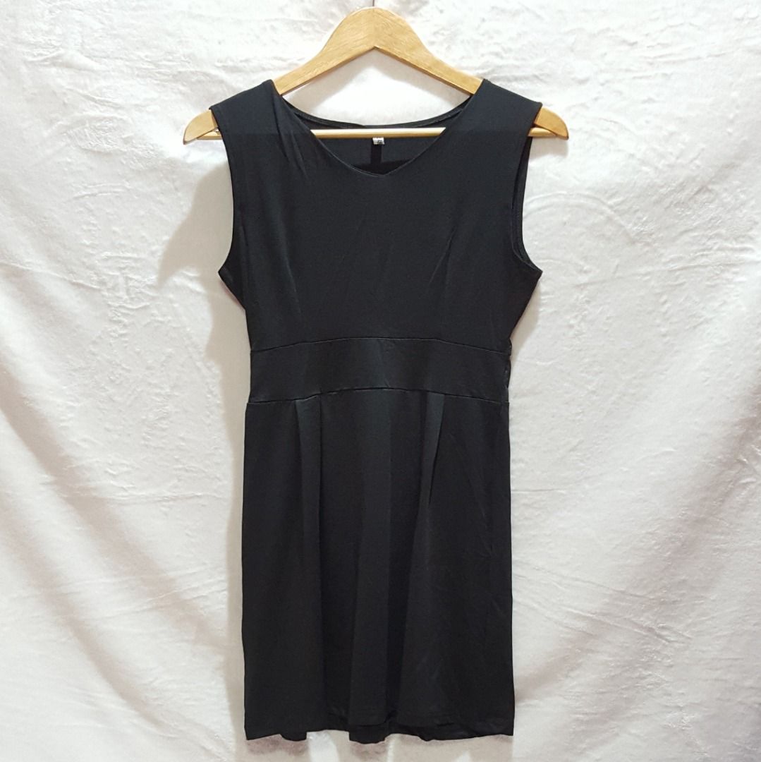 Sleeveless Black V-neck Dress (Category: Dresses) located in Las Pinas. Submitted by monmonish (Listing ID 1455033390, Image 1). Description: Size: Medium Also have one in Size Large with minimal flaw at the back - selling for 80php Used once *Actual color may vary due to lighting *Allow 1-2cm measurement discrepancy due to manual measure.