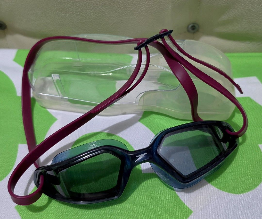 Speedo Swim Cap and Goggles with Case (Category: Water Sports) located in San Jose del Monte. Submitted by elleds (Listing ID 1455113272, Image 2). Description: - black Speedo swim cap - maroon Speedo goggles with adjustable straps - clear protective case included - ideal set for swimming sessions.