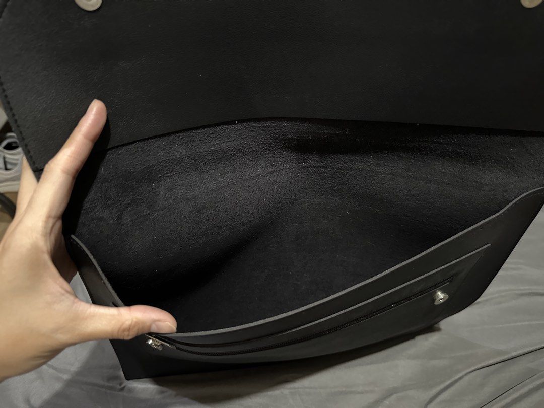 Straightforward laptop bag (Category: Laptop Bags & Sleeves) located in Quezon City. Submitted by mjalz (Listing ID 1455049755, Image 2). Description: .