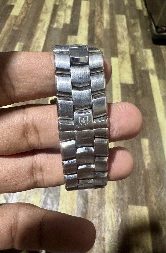 swiss military watch (Category: Men's Watches) located in Quezon City. Submitted by angace13 (Listing ID 1454988769, Image 3). Description: ready to use pm nalang sa interested no box watch only .