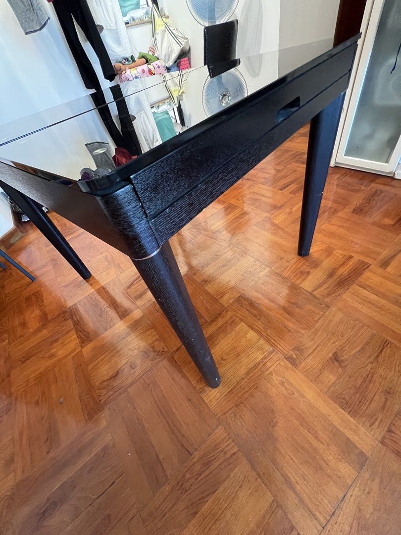 Table （分類：桌子）位於 Hong Kong。 由 youwantit 提交（商品編號 1455054707，圖片 3）。簡介： Chairs *4 free Table glass in black full length size 182*81cm 143cm length 102cm length 81cm width 。