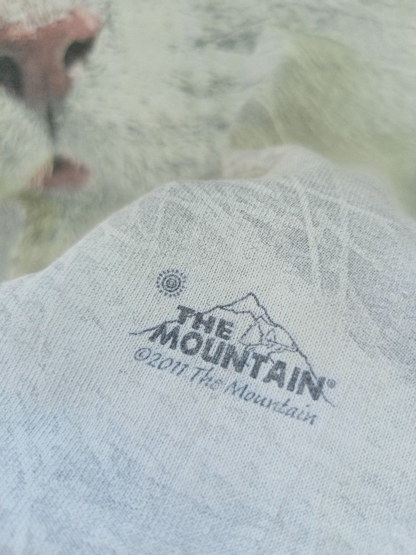 The Mountain White Cat Face T-Shirt (Category: Tshirts & Polo Shirts ) located in Quezon City. Submitted by kmbthrift19 (Listing ID 1455086413, Image 2). Description: FS THE MOUNTAIN TSHIRT IN EXCELLENT CONDITION PRICE IS STILL NEGOTIABLE JUST PM FOR MORE INFORMATION THANKS .