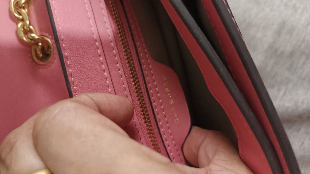 Tory Burch Gemini Link Patent Leather shouder bag (Category: Luxury Bags & Wallets) located in Pasay City. Submitted by khim1202ma07307 (Listing ID 1455054847, Image 3). Description: .