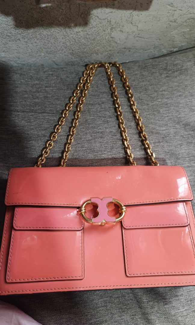 Tory Burch Gemini Link Patent Leather shouder bag (Category: Luxury Bags & Wallets) located in Pasay City. Submitted by khim1202ma07307 (Listing ID 1455054847, Image 2). Description: .