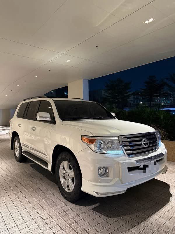 Toyota Land Cruiser LC200 VX Dubai Version Auto (Category: Used Cars) located in Manila. Submitted by quality_cars (Listing ID 1455002888, Image 2). Description: 2015 Toyota Land Cruiser LC200 VX Dubai Version Price: 2.945m 🔧 Condition: Excellent 🛣️ Mileage: 65,000 KMS only ⛽ Fuel Type: Diesel Vehicle Details: • Vehicle Type: Full-Size Luxury SUV, 7-Seater • Engine Type: 4.5L V8 Twin-Turbo Diesel • Power: 232 hp • Torque: 615 Nm • Transmission: