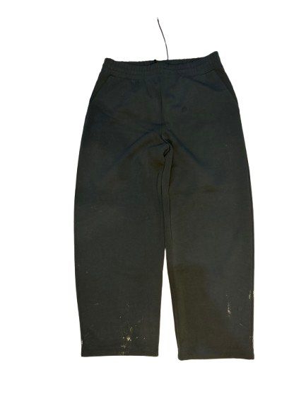 Uniqlo Green Sweatpants (Category: Joggers) located in Manila. Submitted by D3CLUTTER (Listing ID 1455052893, Image 1). Description: Authentic Uniqlo Sweat Pants Dimes: W- up to 38 L 41.5 Hem 10 Rise 14.5 ₱900 Bought ₱1990 in uniqlo Message for more details and issues (Condition is like new, just have stain splatter only issue due to bleach).