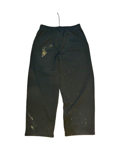 Uniqlo Green Sweatpants (Category: Joggers) located in Manila. Submitted by D3CLUTTER (Listing ID 1455052893, Image 2). Description: Authentic Uniqlo Sweat Pants Dimes: W- up to 38 L 41.5 Hem 10 Rise 14.5 ₱900 Bought ₱1990 in uniqlo Message for more details and issues (Condition is like new, just have stain splatter only issue due to bleach).