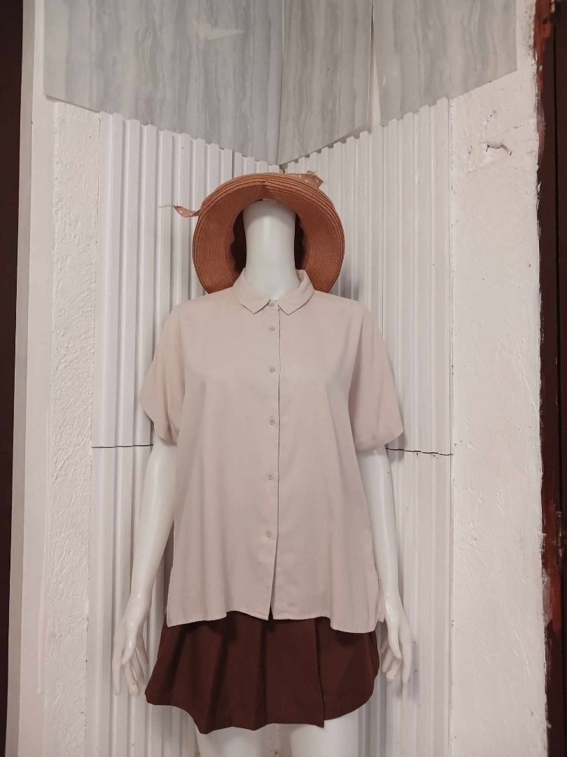 UNIQLO RAYON SHORT SLEEVE - BEIGE (Category: Shirts) located in Makati City. Submitted by vertaronda (Listing ID 1455118020, Image 3). Description: - Uniqlo Short-Sleeved Button-Up Shirt - Color: Light Beige - Size: Medium (M) - Material: Comfortable fabric - Style: Classic, versatile for casual wear or layering - Easy to pair with various bottoms.