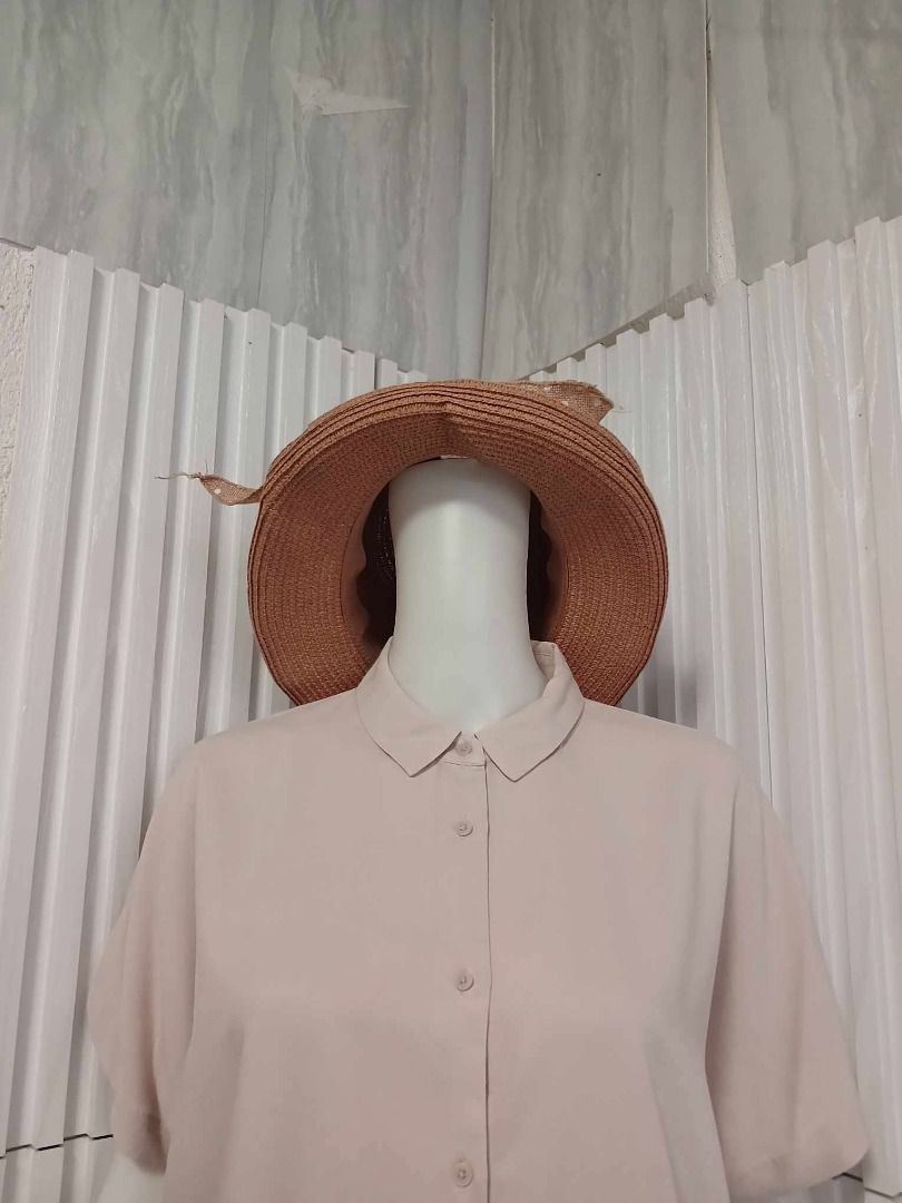 UNIQLO RAYON SHORT SLEEVE - BEIGE (Category: Shirts) located in Makati City. Submitted by vertaronda (Listing ID 1455118020, Image 1). Description: - Uniqlo Short-Sleeved Button-Up Shirt - Color: Light Beige - Size: Medium (M) - Material: Comfortable fabric - Style: Classic, versatile for casual wear or layering - Easy to pair with various bottoms.
