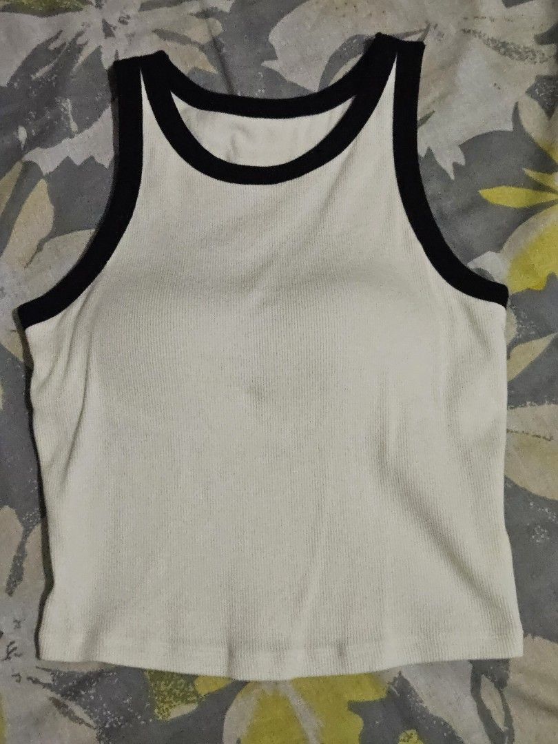 Uniqlo Ribbed Cropped Bra Top (White) (Category: Sleeveless) located in Quezon City. Submitted by svalencia18 (Listing ID 1455113632, Image 1). Description: [Decluttering] Uniqlo Ribbed Cropped Bra Top Size: S Condition: Used once only Price: P500.