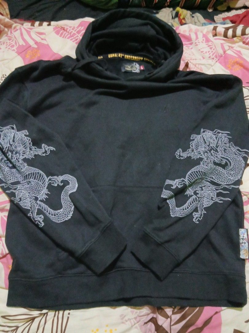 UBMS BY UNDERMASK Dragon Print Hoodie (Category: Coats, Jackets and Outerwear) located in Bulacan. Submitted by esecleus (Listing ID 1455088697, Image 1). Description: - Black hoodie with striking dragon graphics on front and sleeves. - Unique tag featuring Japanese-inspired art and a tiger. - Includes UBMS BY UNDERMASK label. - Comfortable and stylish design..