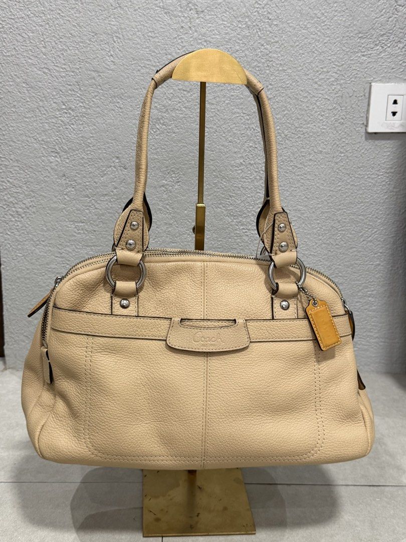 vintage coach penelope satchel (Category: Shoulder Bags) located in Rizal. Submitted by bingbong21 (Listing ID 1454994654, Image 1). Description: 👜 Preloved Coach Leather Satchel – Nude/Beige Elegant and timeless Coach leather satchel in a beautiful nude/beige shade 🤎 Perfect for everyday use, work, or casual outfits. ✨ Details: * Genuine Coach leather * Spacious structured design * Double top handles * Top zipper closure * Multiple compartment