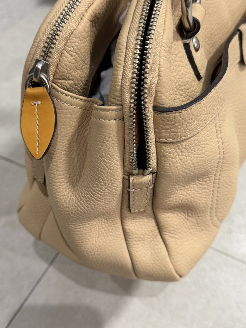 vintage coach penelope satchel (Category: Shoulder Bags) located in Rizal. Submitted by bingbong21 (Listing ID 1454994654, Image 2). Description: 👜 Preloved Coach Leather Satchel – Nude/Beige Elegant and timeless Coach leather satchel in a beautiful nude/beige shade 🤎 Perfect for everyday use, work, or casual outfits. ✨ Details: * Genuine Coach leather * Spacious structured design * Double top handles * Top zipper closure * Multiple compartment