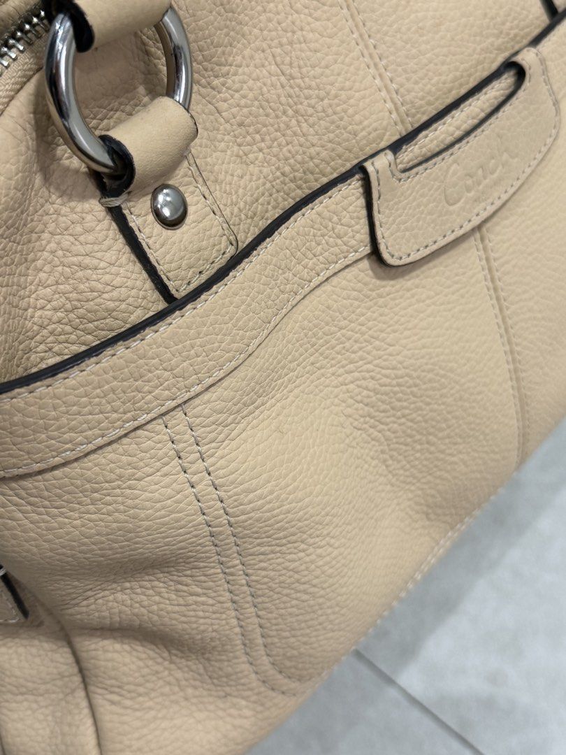 vintage coach penelope satchel (Category: Shoulder Bags) located in Rizal. Submitted by bingbong21 (Listing ID 1454994654, Image 3). Description: 👜 Preloved Coach Leather Satchel – Nude/Beige Elegant and timeless Coach leather satchel in a beautiful nude/beige shade 🤎 Perfect for everyday use, work, or casual outfits. ✨ Details: * Genuine Coach leather * Spacious structured design * Double top handles * Top zipper closure * Multiple compartment