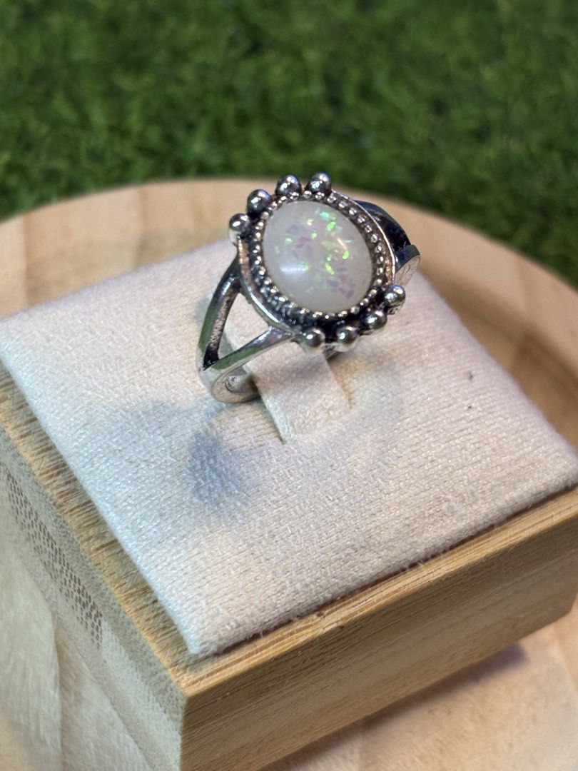 Vintage ring size 7.5 (Category: Rings) located in Davao. Submitted by emmanuelchuamellorin23 (Listing ID 1454980485, Image 1). Description: Size 7.5 Silver tone •O: Rhodium/Platinum plated over copper-based metal Message me directly #japanjewelry #JapanUK.