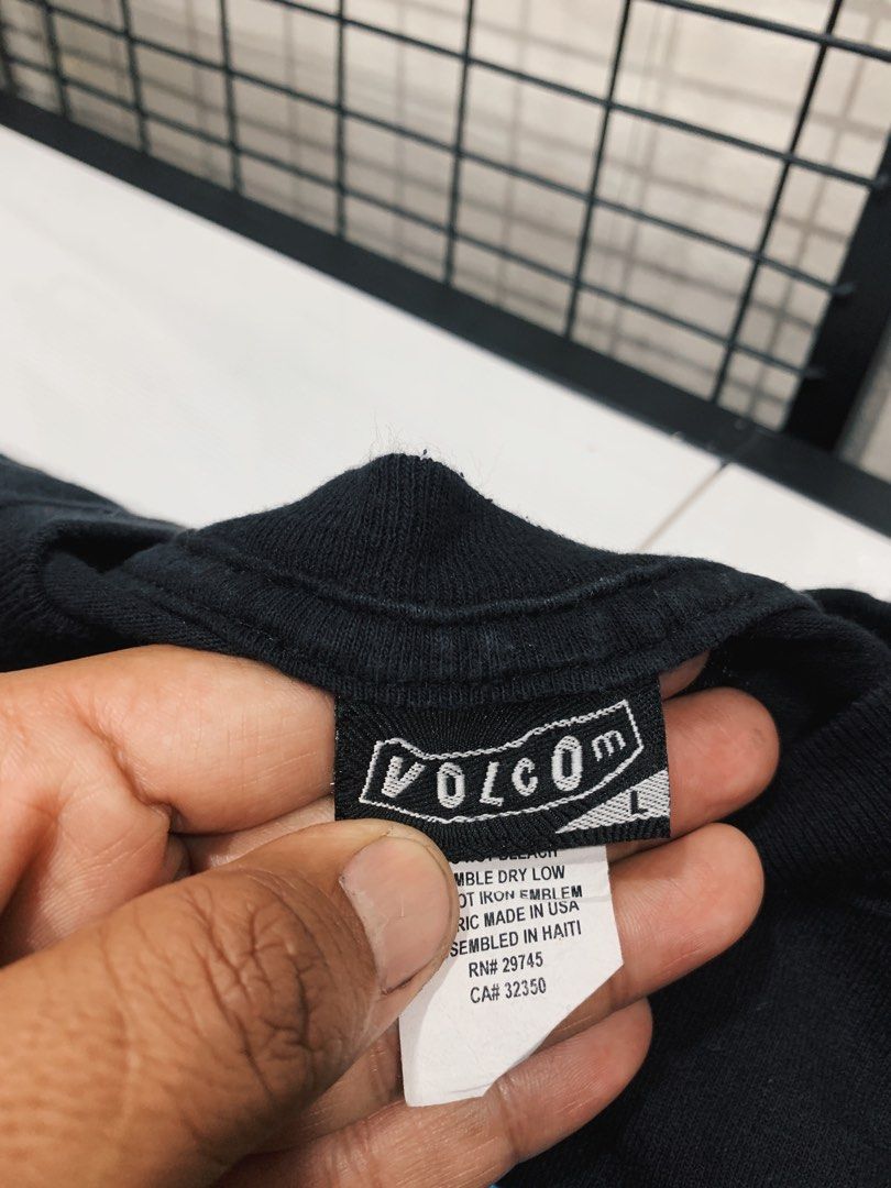 VOLCOM (Category: Tshirts & Polo Shirts) located in Sungai Petani. Submitted by apek_trouble_humble_bundle (Listing ID 1455105895, Image 3). Description: Pit 18 lbh 26 100 Cotton 9/10 .