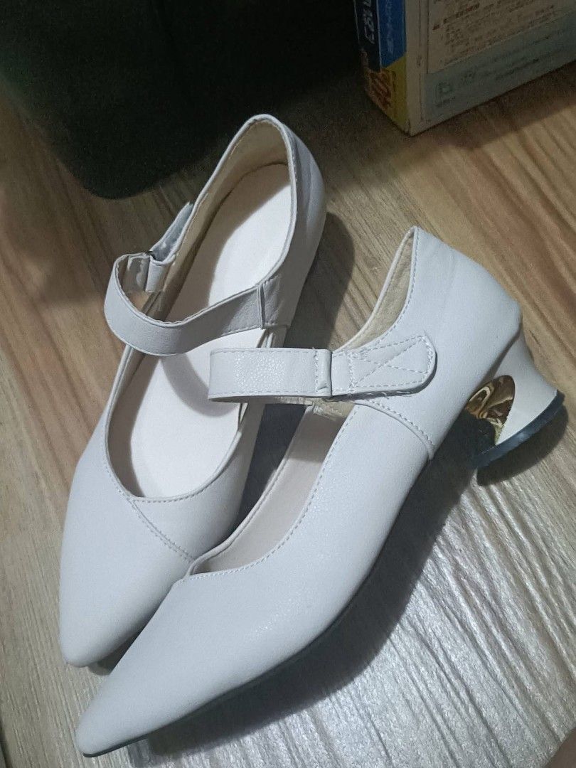 White shoes (Category: Heels) located in Dasmarinas. Submitted by erljapan (Listing ID 1455013781, Image 1). Description: SheIn shoes size 8.