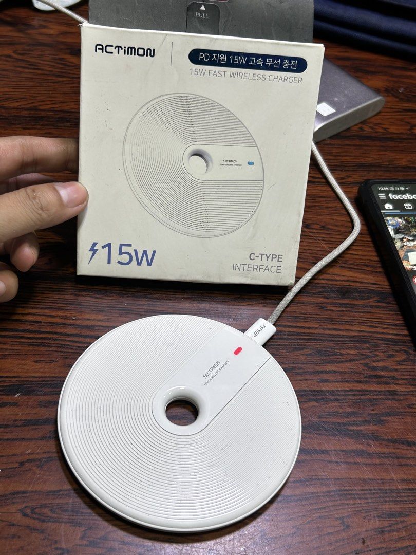 Wireless Charger Type C Fast Charge (Category: Community) located in Manila. Submitted by starbalesukandjapansurplus (Listing ID 1454973022, Image 1). Description: Iphone / Samsung Compatible.