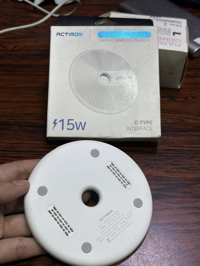 Wireless Charger Type C Fast Charge (Category: Community) located in Manila. Submitted by starbalesukandjapansurplus (Listing ID 1454973022, Image 2). Description: Iphone / Samsung Compatible.