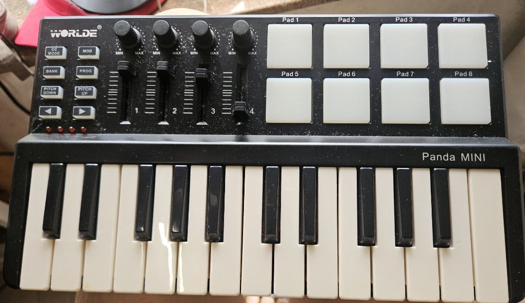 Worlde MIDI Controller （分類：電腦鍵盤及相關產品）位於 Hong Kong。 由 cat_fung 提交（商品編號 1454982863，圖片 1）。簡介： 係 WORLDE Panda MINI MIDI keyboard controller，有25個琴鍵同埋8個鼓 pad。仲有幾個旋鈕同埋推子仔，方便你玩音樂。適合新手或者想搵個細keyboard嘅朋友。。