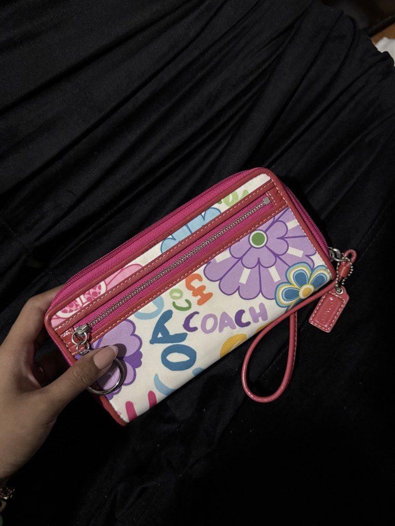 Y2k coach poppy wristlet (Category: Luxury Bags & Wallets) located in Davao. Submitted by shainnepry52826 (Listing ID 1455052203, Image 1). Description: NO ISSUES! Excellent condition .