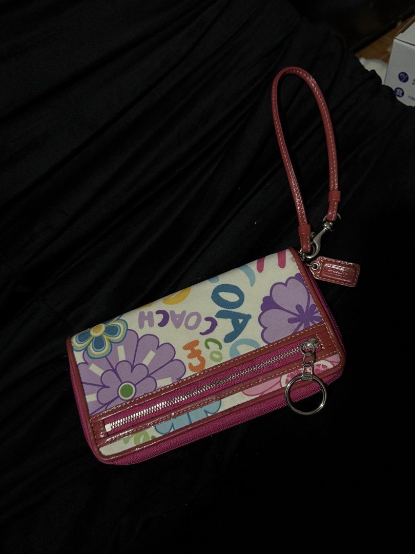 Y2k coach poppy wristlet (Category: Luxury Bags & Wallets) located in Davao. Submitted by shainnepry52826 (Listing ID 1455052203, Image 2). Description: NO ISSUES! Excellent condition .