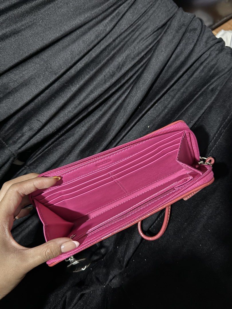 Y2k coach poppy wristlet (Category: Luxury Bags & Wallets) located in Davao. Submitted by shainnepry52826 (Listing ID 1455052203, Image 3). Description: NO ISSUES! Excellent condition .