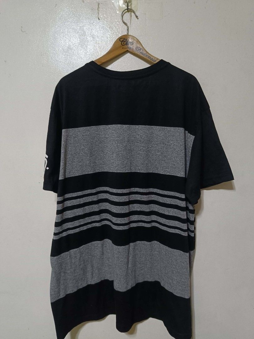Y2k Ecko Unltd. Graphic T-Shirt 3XL (Category: Tshirts & Polo Shirts ) located in Caloocan City. Submitted by Tulokss (Listing ID 1455119444, Image 3). Description: - Brand: Ecko Unltd. - Size: 3XL - Color: Black and grey stripes - Design: Features Ecko logo and text graphics on front and sleeve - Material: Made in China - Occasion: Great for casual wear issue : lints.
