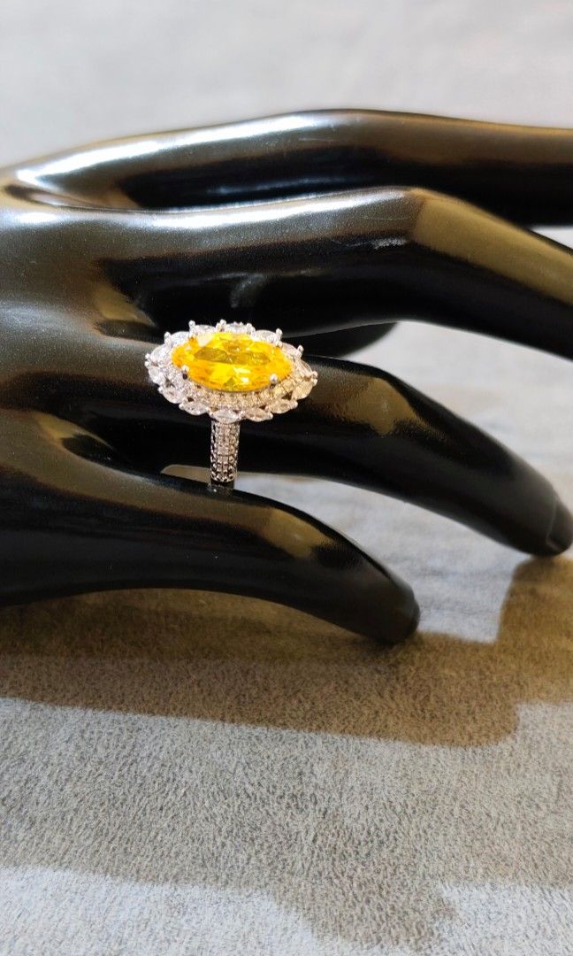Yellow Sapphire stone ring (Category: Rings) located in La Trinidad. Submitted by marksols (Listing ID 1455101777, Image 1). Description: .