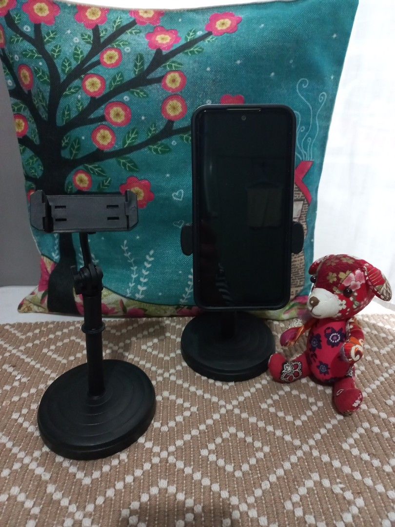 2 Adjustable Phone Stand Holder for Desk (Category: Mounts & Holders) located in Naga. Submitted by greatchance (Listing ID 1455206142, Image 2). Description: - Black adjustable phone stand - Stable base and flexible arm for easy positioning - Secure clamp holds most smartphones firmly - Ideal for video calls, watching videos, and live streaming - Simple setup and adjustable to your preferred angle.