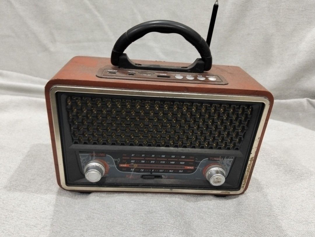 3 radio for 1k only! (Category: Portable Music Players) located in Malabon City. Submitted by tey-salao-8 (Listing ID 1455226215, Image 3). Description: 3 radio for 1k only! ung blue tested ok ang radio,tape and cd untested... brown radio no power... Black digital clock and radio tested ok... malabon city location...☝️🙏😉.