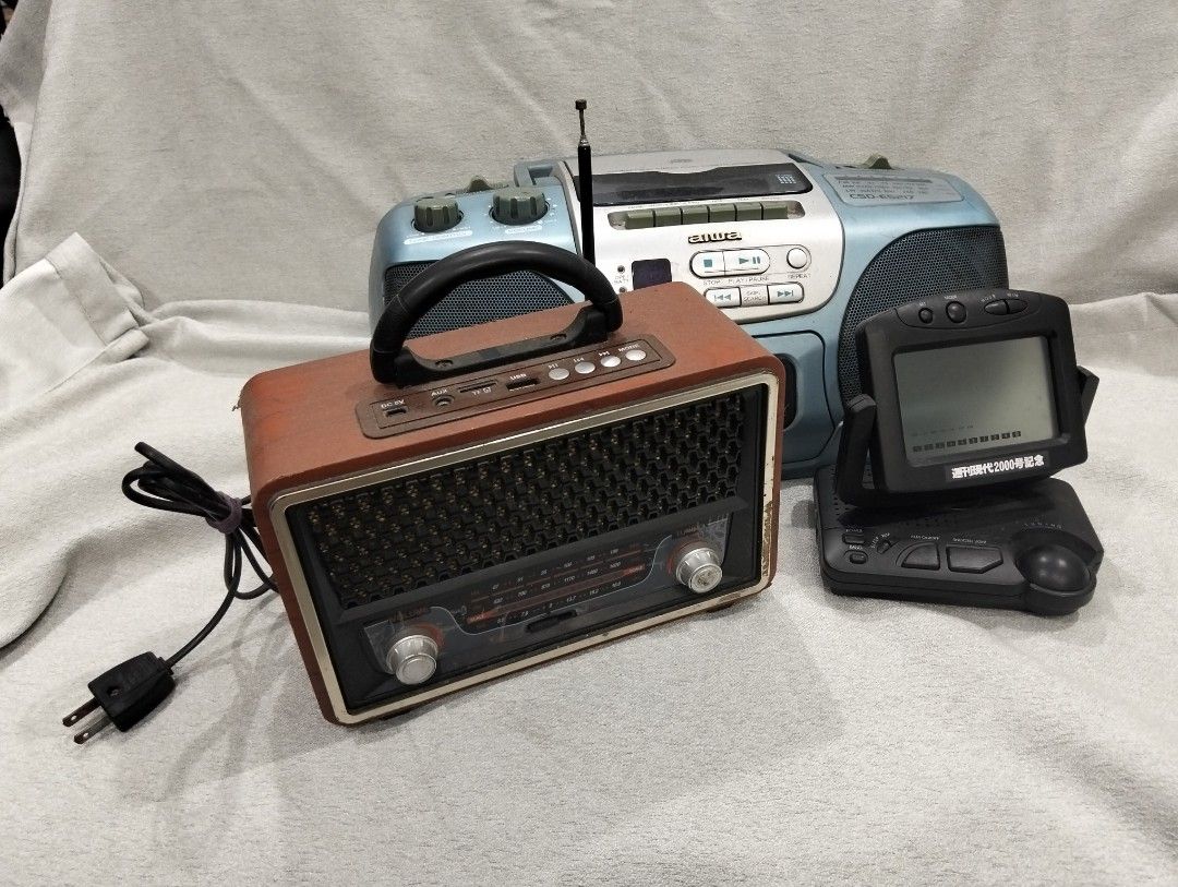 3 radio for 1k only! (Category: Portable Music Players) located in Malabon City. Submitted by tey-salao-8 (Listing ID 1455226215, Image 1). Description: 3 radio for 1k only! ung blue tested ok ang radio,tape and cd untested... brown radio no power... Black digital clock and radio tested ok... malabon city location...☝️🙏😉.