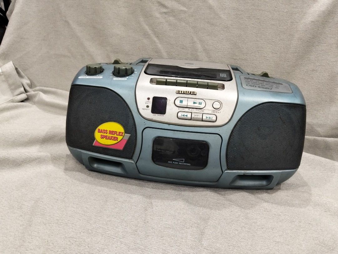 3 radio for 1k only! (Category: Portable Music Players) located in Malabon City. Submitted by tey-salao-8 (Listing ID 1455226215, Image 2). Description: 3 radio for 1k only! ung blue tested ok ang radio,tape and cd untested... brown radio no power... Black digital clock and radio tested ok... malabon city location...☝️🙏😉.