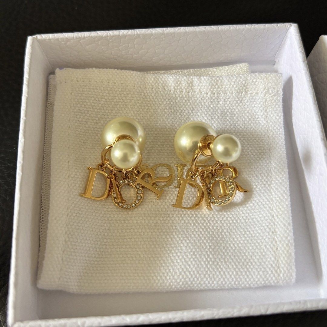 蝴蝶結耳環 經典款珍珠吊墜 CD 耳環 粉紅色Dior Earrings （分類：耳環）位於 Hong Kong。 由 00sugarfree 提交（商品編號 1455196566，圖片 10）。簡介： 。