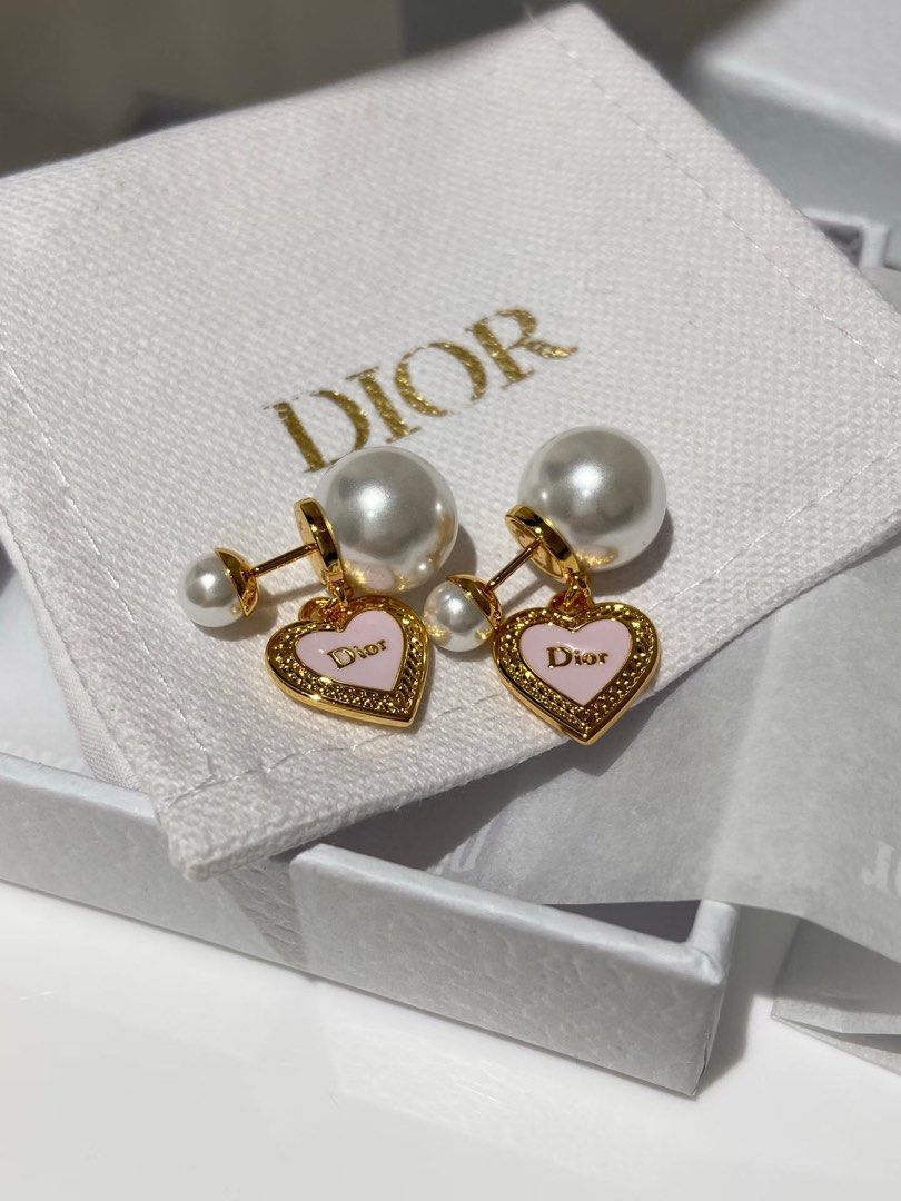 蝴蝶結耳環 經典款珍珠吊墜 CD 耳環 粉紅色Dior Earrings （分類：耳環）位於 Hong Kong。 由 00sugarfree 提交（商品編號 1455196566，圖片 5）。簡介： 。