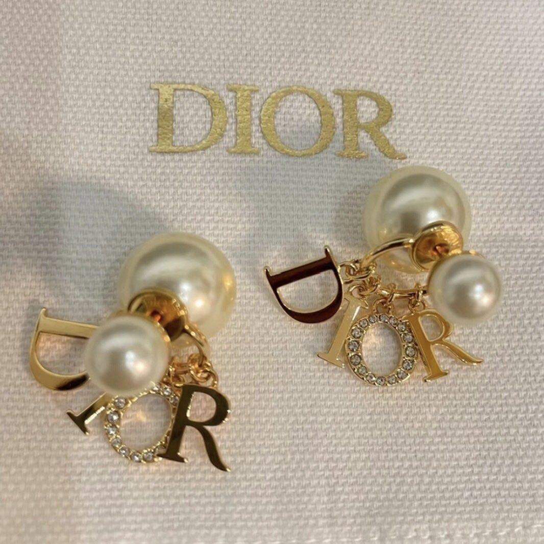蝴蝶結耳環 經典款珍珠吊墜 CD 耳環 粉紅色Dior Earrings （分類：耳環）位於 Hong Kong。 由 00sugarfree 提交（商品編號 1455196566，圖片 8）。簡介： 。
